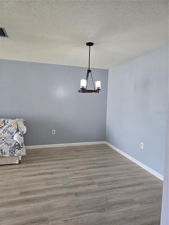 合同活跃: $1,400 (1 贝兹, 1 浴室, 670 平方英尺)