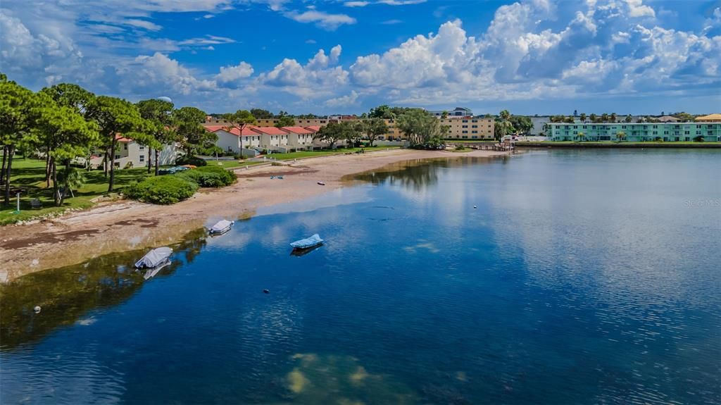 合同活跃: $1,400 (1 贝兹, 1 浴室, 670 平方英尺)