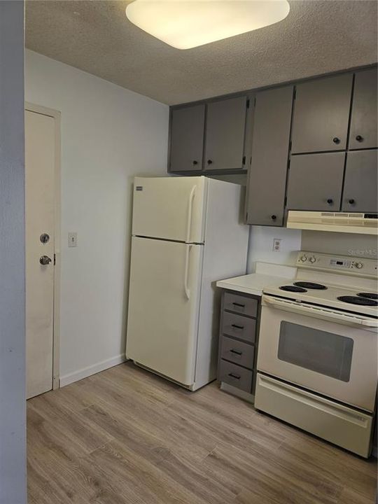 合同活跃: $1,400 (1 贝兹, 1 浴室, 670 平方英尺)