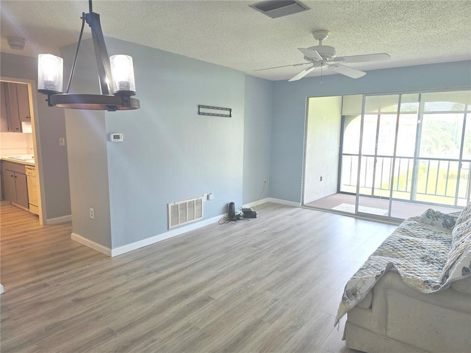 合同活跃: $1,400 (1 贝兹, 1 浴室, 670 平方英尺)