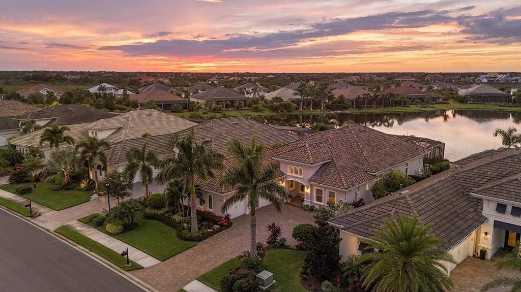 Под контрактом: $2,279,000 (4 спален, 4 ванн, 3610 Квадратных фут)