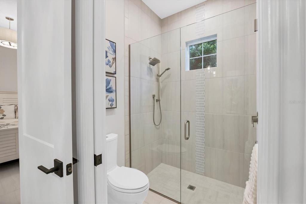 Под контрактом: $2,279,000 (4 спален, 4 ванн, 3610 Квадратных фут)