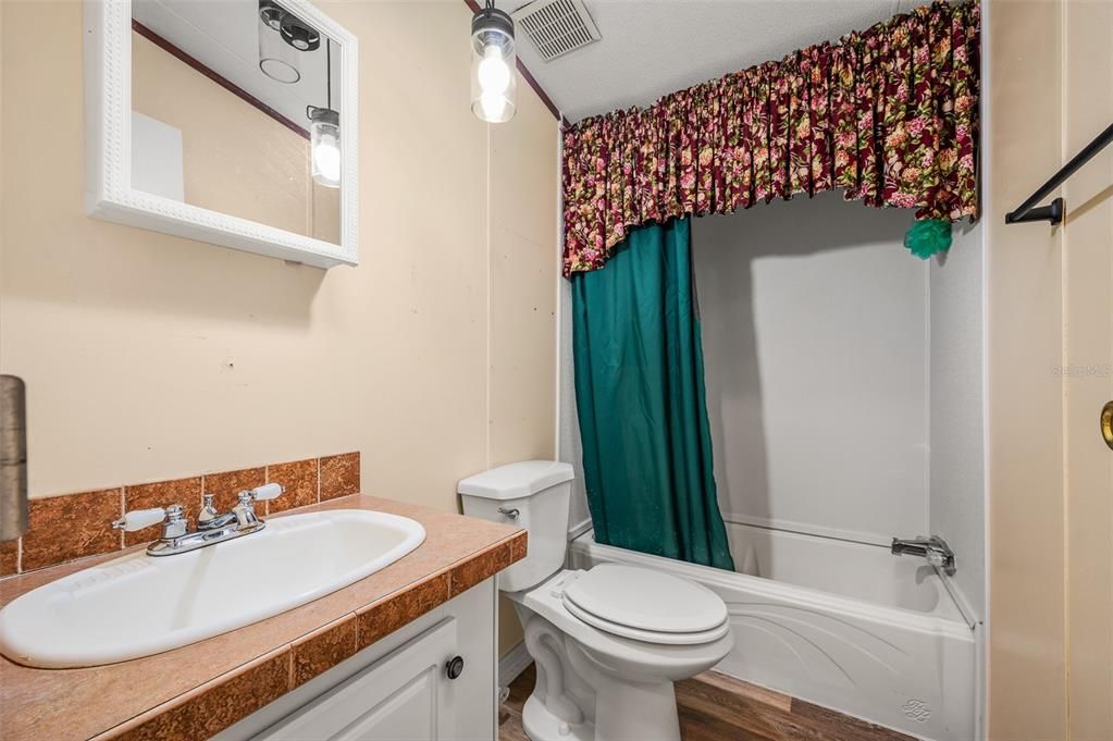 На продажу: $269,900 (3 спален, 2 ванн, 1296 Квадратных фут)