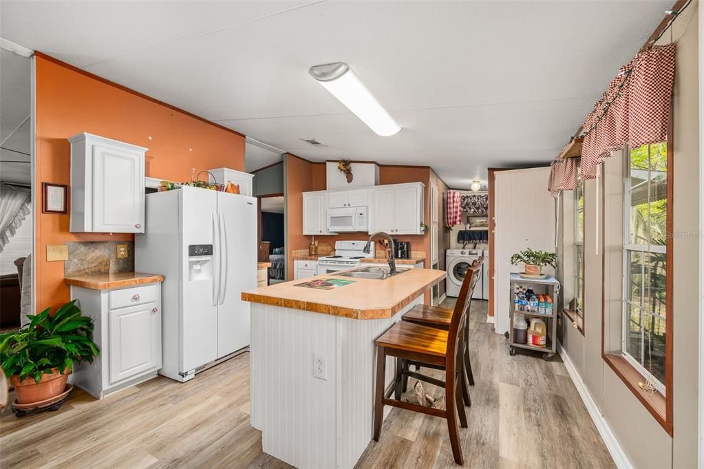 На продажу: $269,900 (3 спален, 2 ванн, 1296 Квадратных фут)