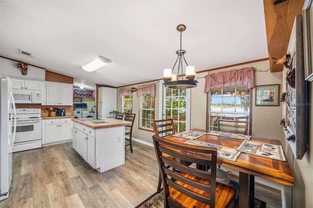 На продажу: $269,900 (3 спален, 2 ванн, 1296 Квадратных фут)