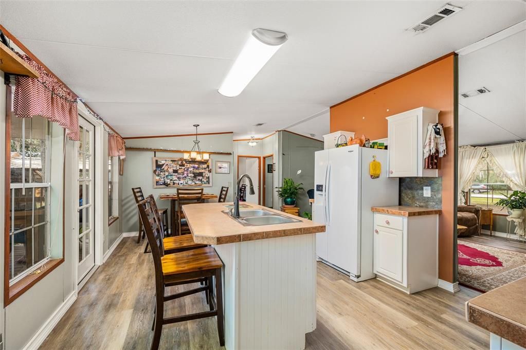 На продажу: $269,900 (3 спален, 2 ванн, 1296 Квадратных фут)