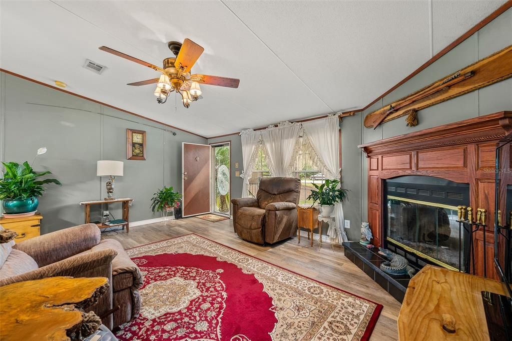 На продажу: $269,900 (3 спален, 2 ванн, 1296 Квадратных фут)