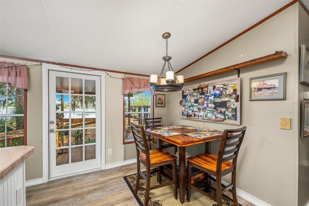 На продажу: $269,900 (3 спален, 2 ванн, 1296 Квадратных фут)