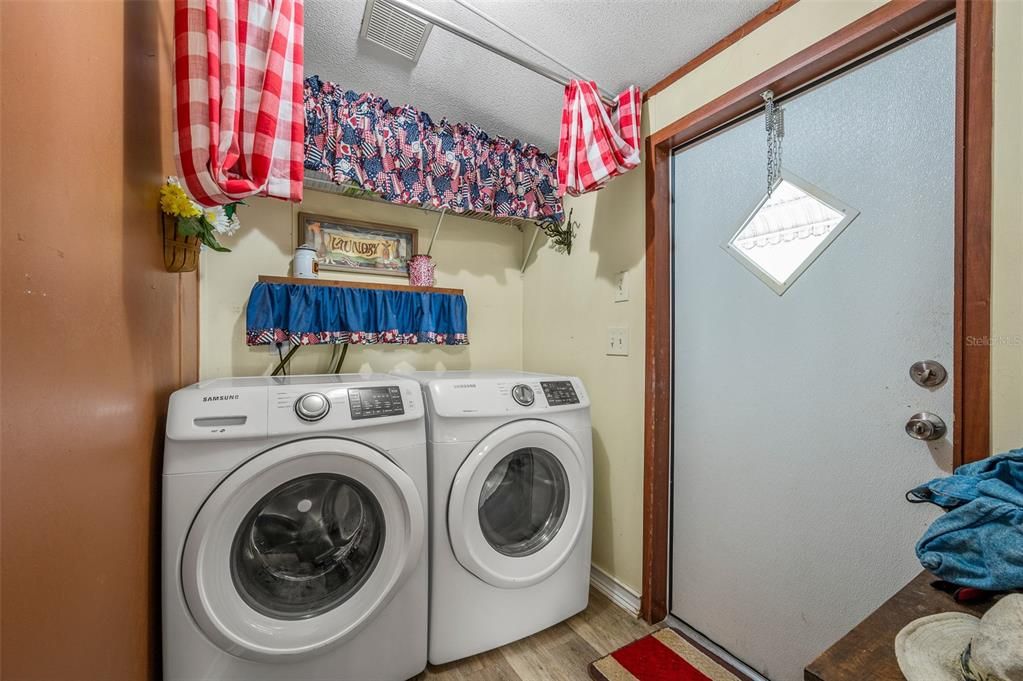 На продажу: $269,900 (3 спален, 2 ванн, 1296 Квадратных фут)