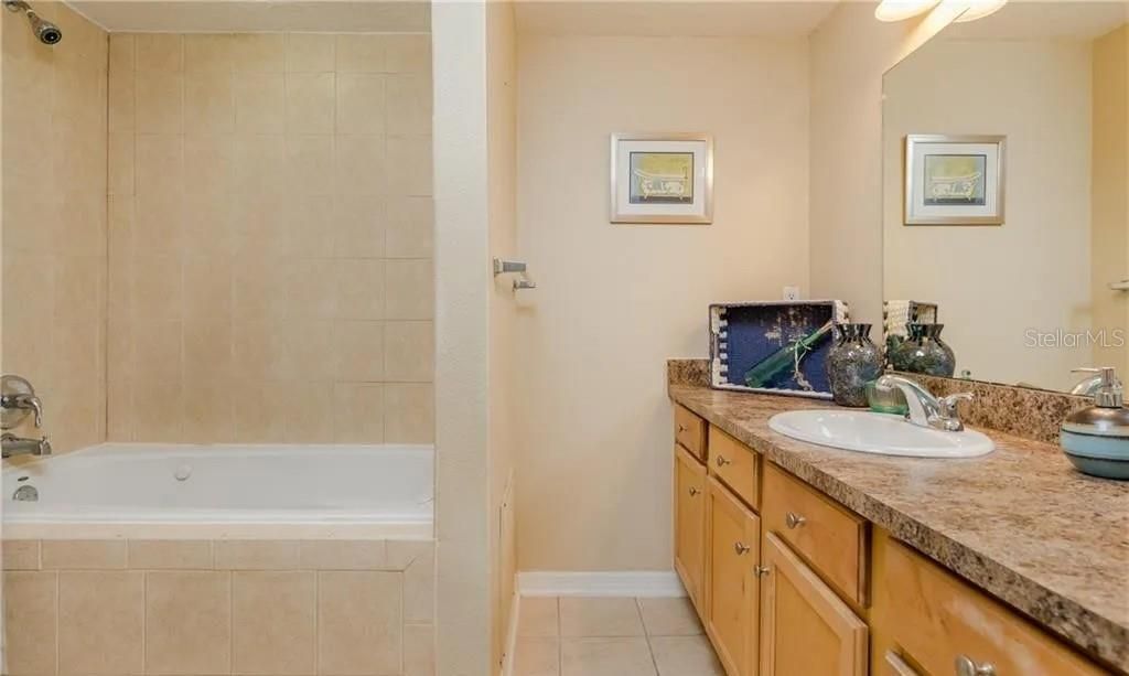 For Sale: $149,999 (1 beds, 1 baths, 659 Square Feet)