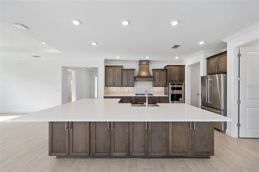 合同活跃: $475,000 (2 贝兹, 2 浴室, 2493 平方英尺)