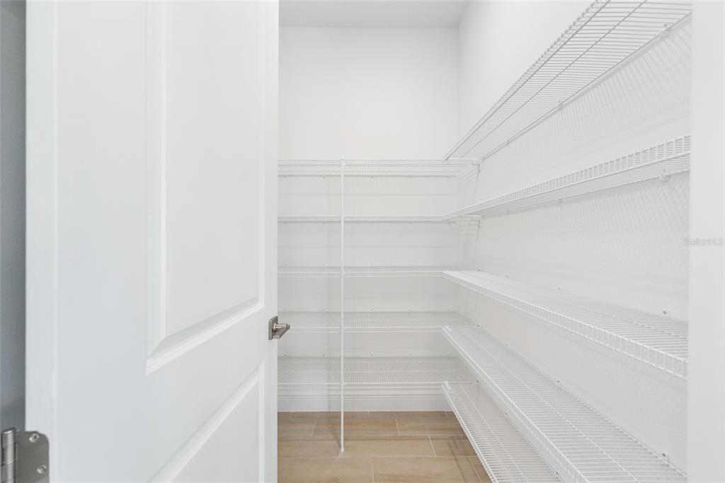 合同活跃: $475,000 (2 贝兹, 2 浴室, 2493 平方英尺)