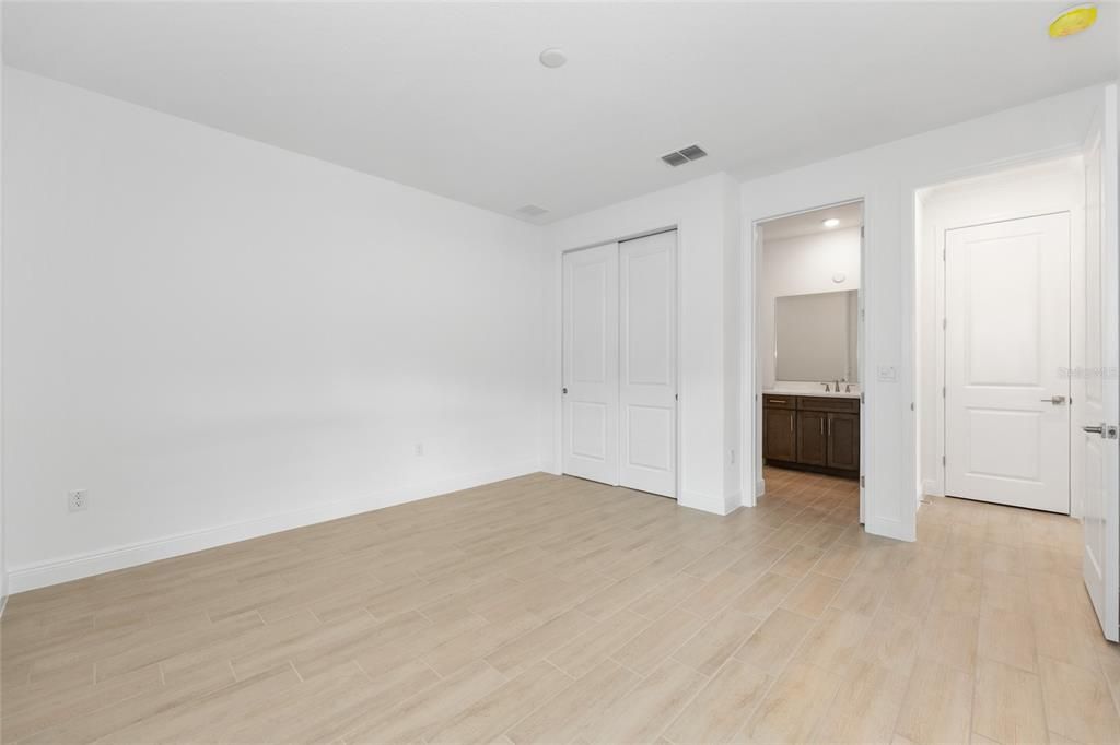 合同活跃: $475,000 (2 贝兹, 2 浴室, 2493 平方英尺)