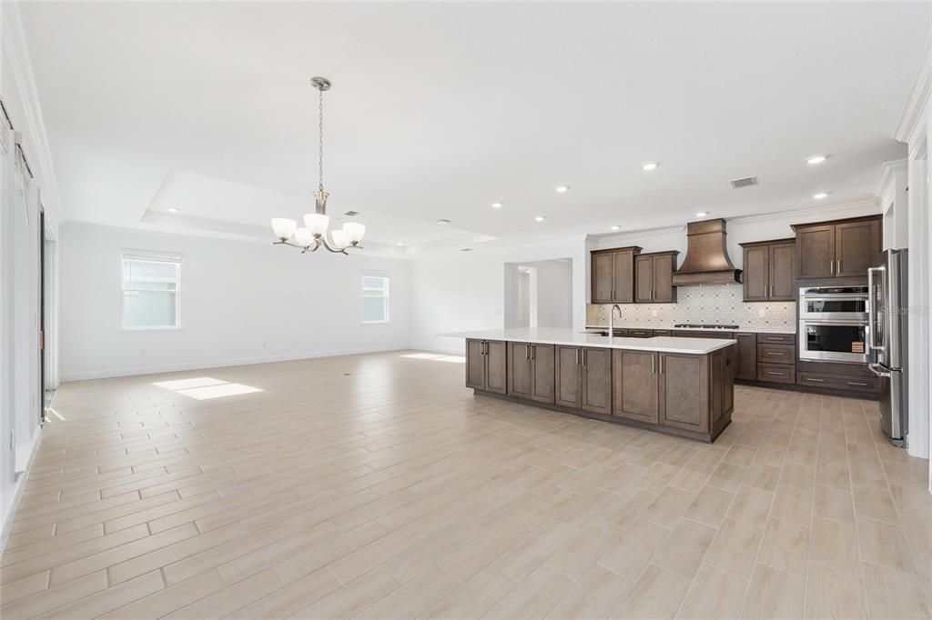 合同活跃: $475,000 (2 贝兹, 2 浴室, 2493 平方英尺)