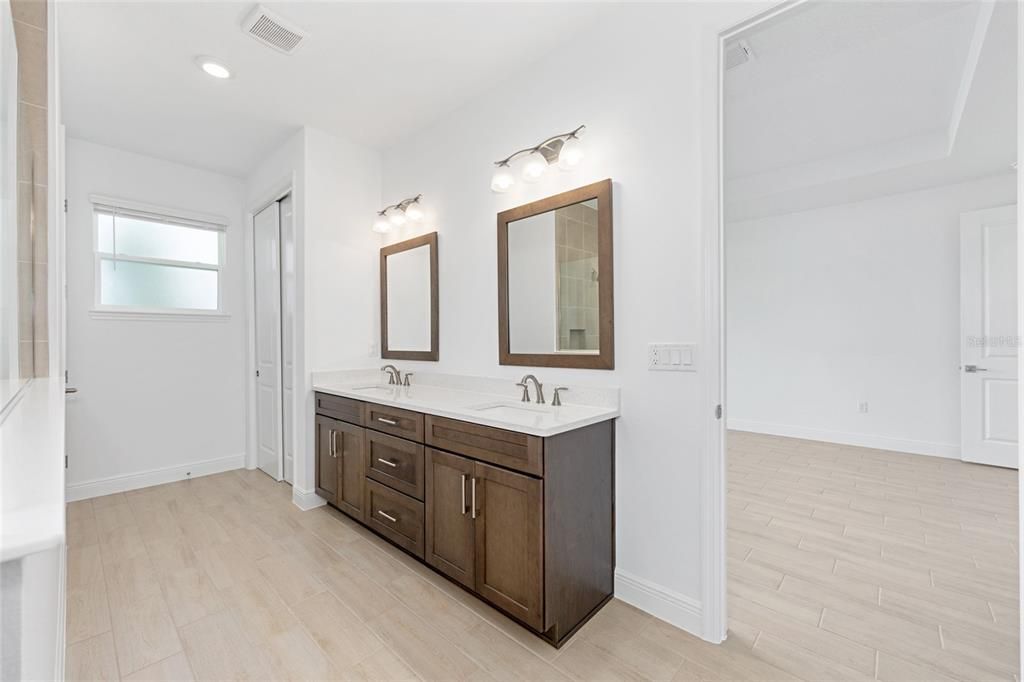 合同活跃: $475,000 (2 贝兹, 2 浴室, 2493 平方英尺)