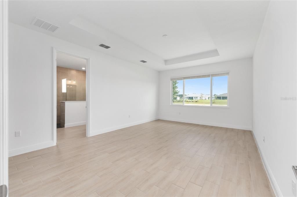 合同活跃: $475,000 (2 贝兹, 2 浴室, 2493 平方英尺)