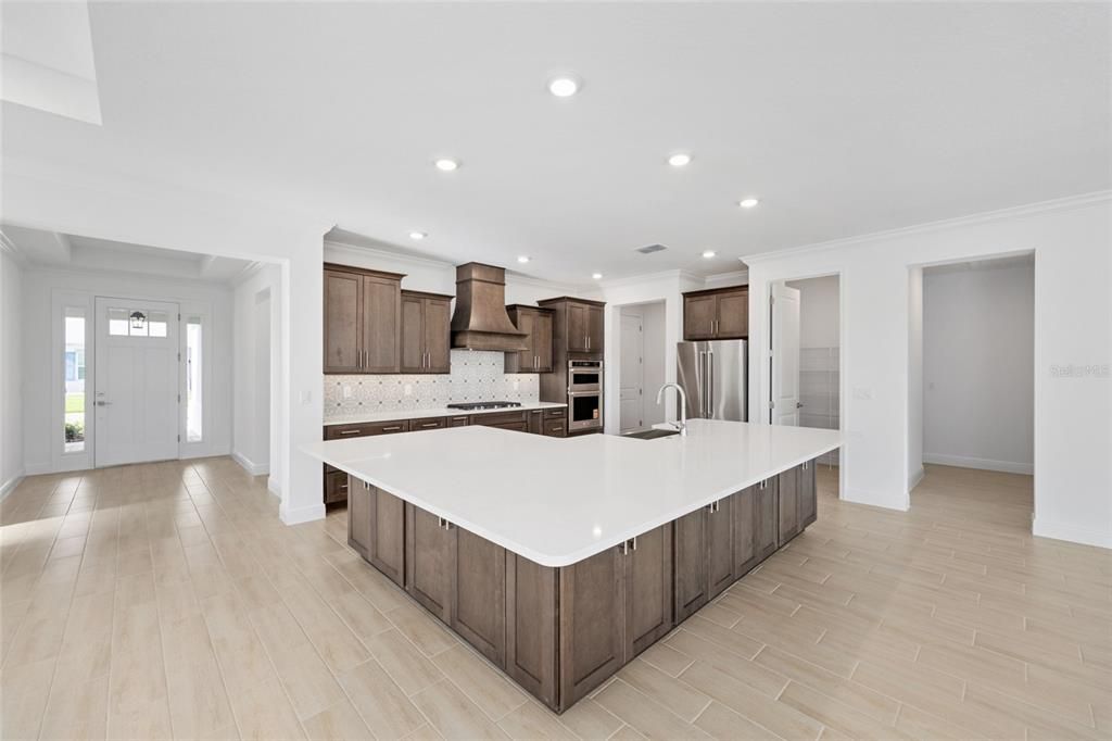 合同活跃: $475,000 (2 贝兹, 2 浴室, 2493 平方英尺)