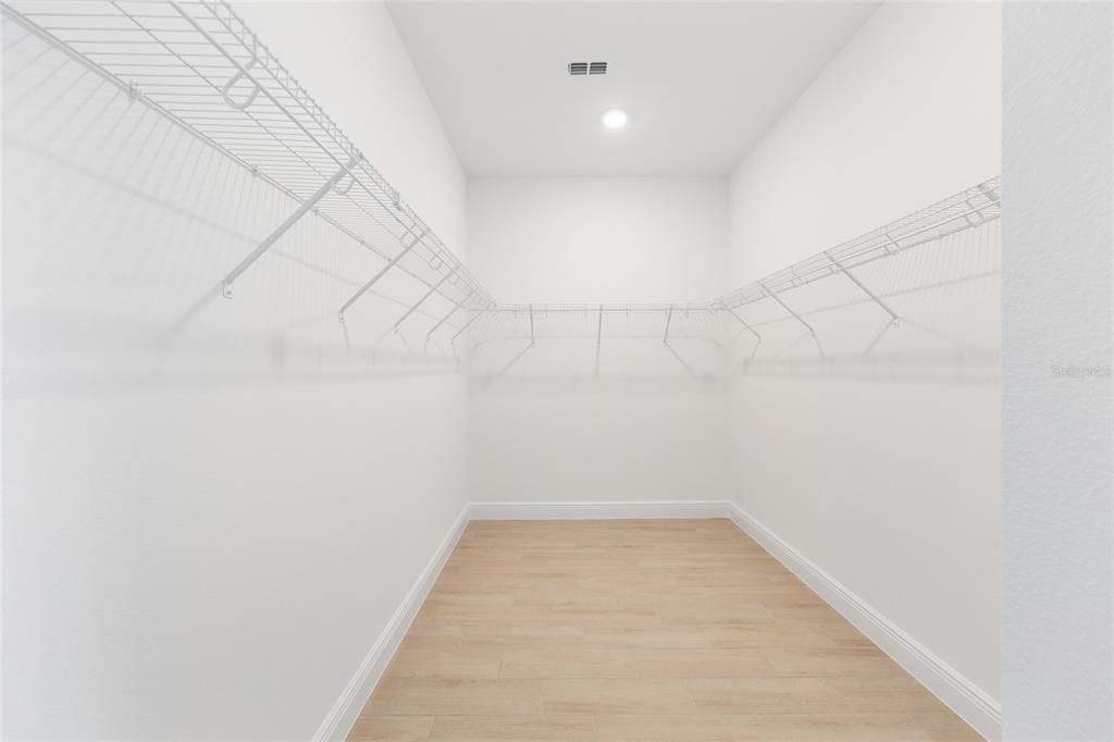 合同活跃: $475,000 (2 贝兹, 2 浴室, 2493 平方英尺)