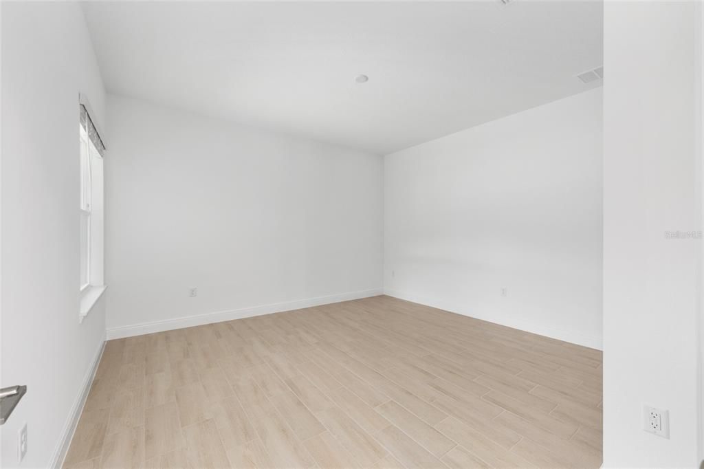 合同活跃: $475,000 (2 贝兹, 2 浴室, 2493 平方英尺)