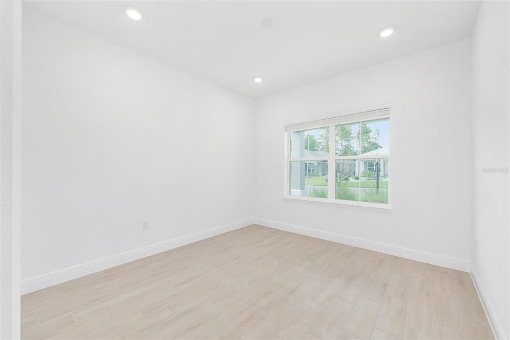 合同活跃: $475,000 (2 贝兹, 2 浴室, 2493 平方英尺)