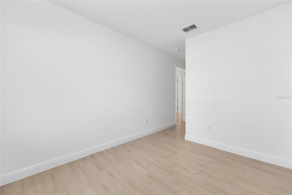 合同活跃: $475,000 (2 贝兹, 2 浴室, 2493 平方英尺)