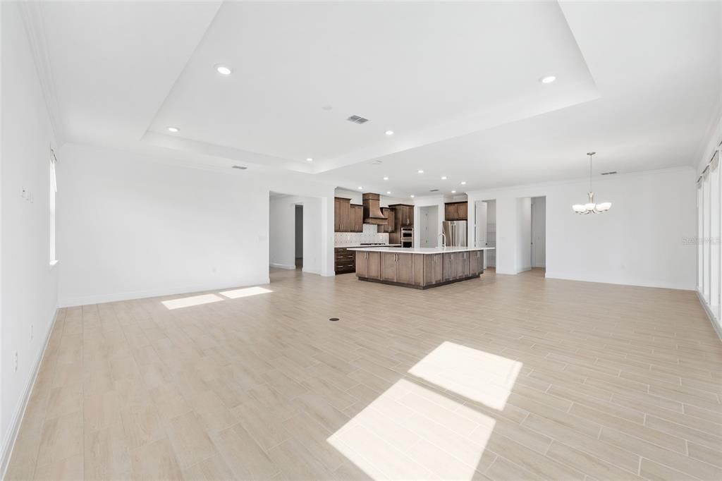 合同活跃: $475,000 (2 贝兹, 2 浴室, 2493 平方英尺)