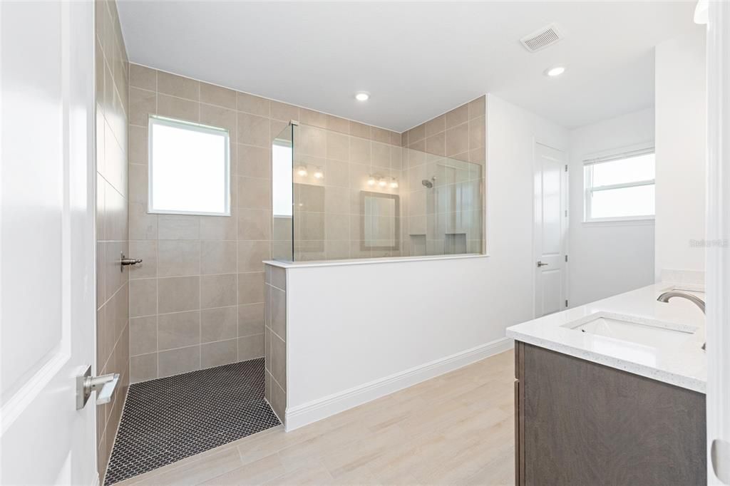 合同活跃: $475,000 (2 贝兹, 2 浴室, 2493 平方英尺)