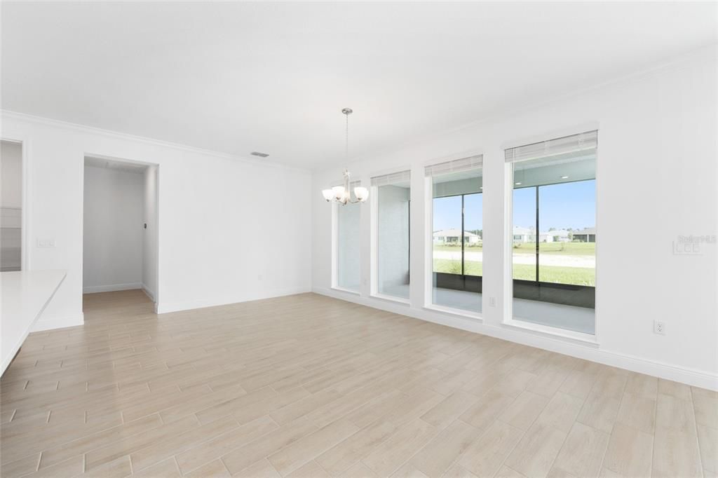 合同活跃: $475,000 (2 贝兹, 2 浴室, 2493 平方英尺)