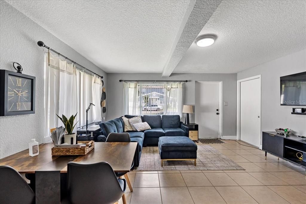 待售: $350,000 (2 贝兹, 0 浴室, 1070 平方英尺)