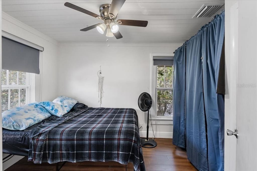 待售: $350,000 (2 贝兹, 0 浴室, 1070 平方英尺)