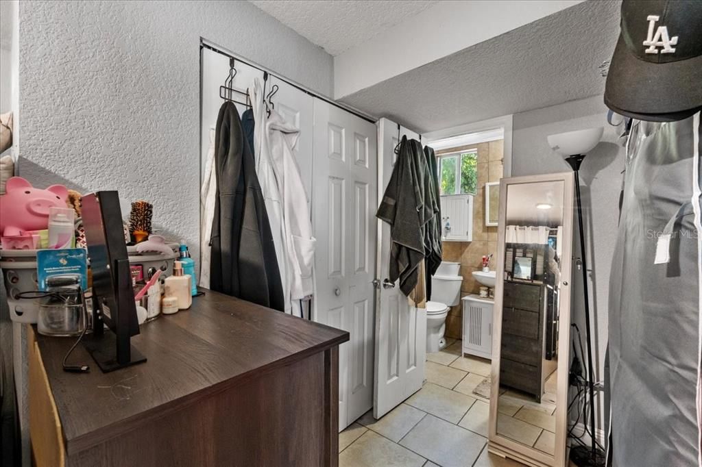 待售: $350,000 (2 贝兹, 0 浴室, 1070 平方英尺)