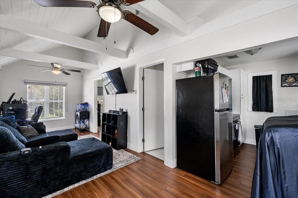 待售: $350,000 (2 贝兹, 0 浴室, 1070 平方英尺)