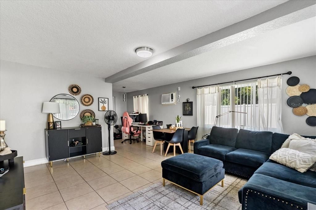 待售: $350,000 (2 贝兹, 0 浴室, 1070 平方英尺)