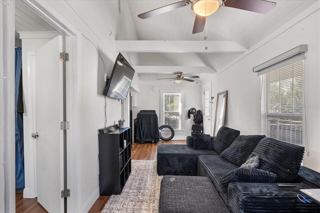 待售: $350,000 (2 贝兹, 0 浴室, 1070 平方英尺)