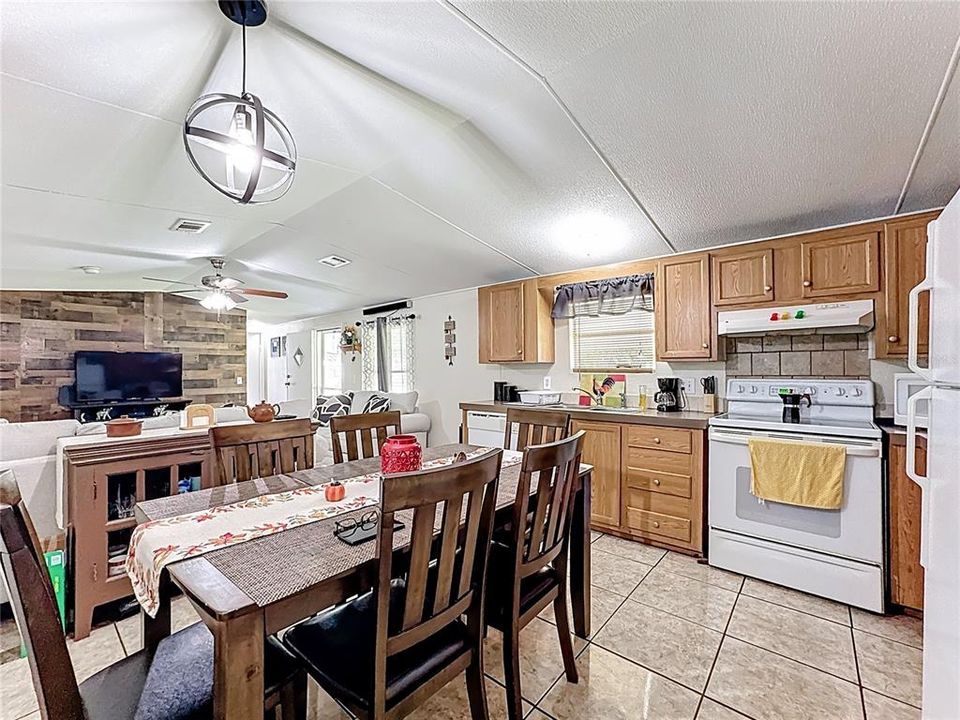 На продажу: $224,900 (3 спален, 2 ванн, 924 Квадратных фут)