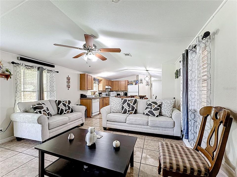 На продажу: $224,900 (3 спален, 2 ванн, 924 Квадратных фут)