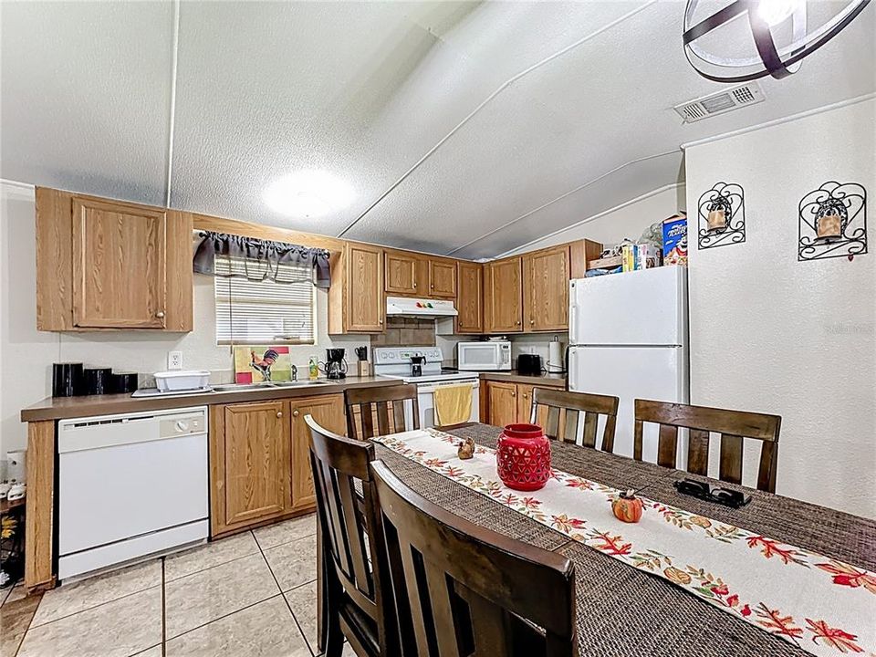 На продажу: $224,900 (3 спален, 2 ванн, 924 Квадратных фут)