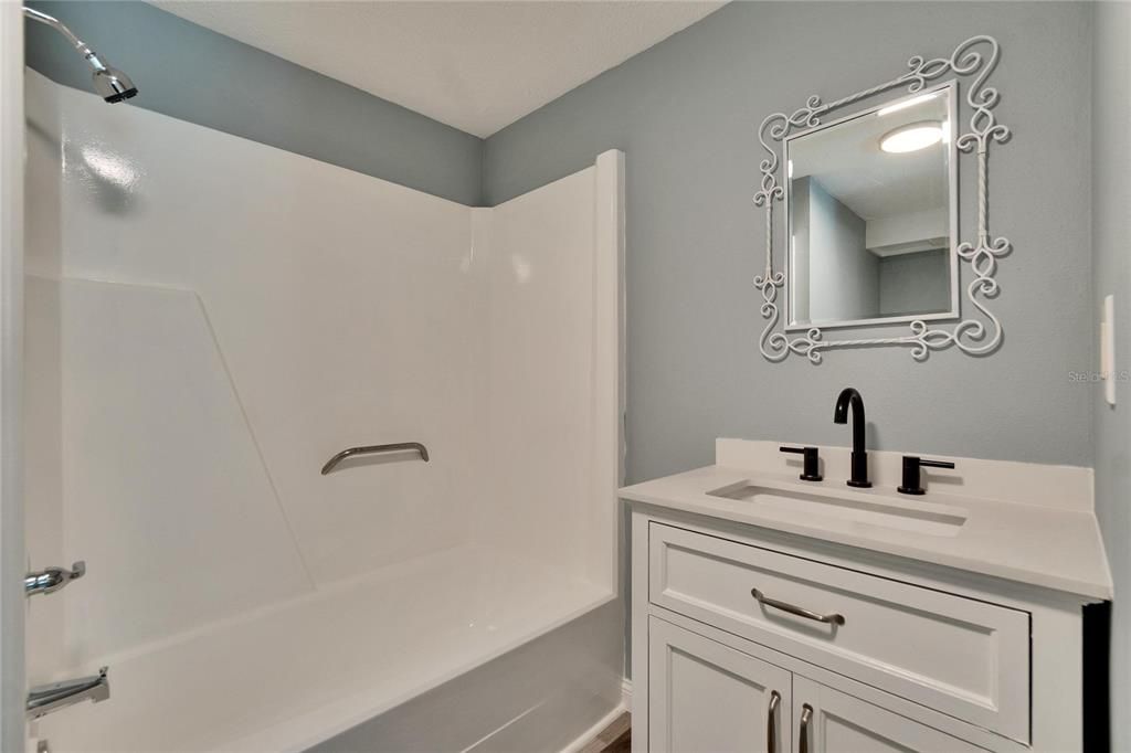 Activo con contrato: $275,000 (3 camas, 2 baños, 1390 Pies cuadrados)