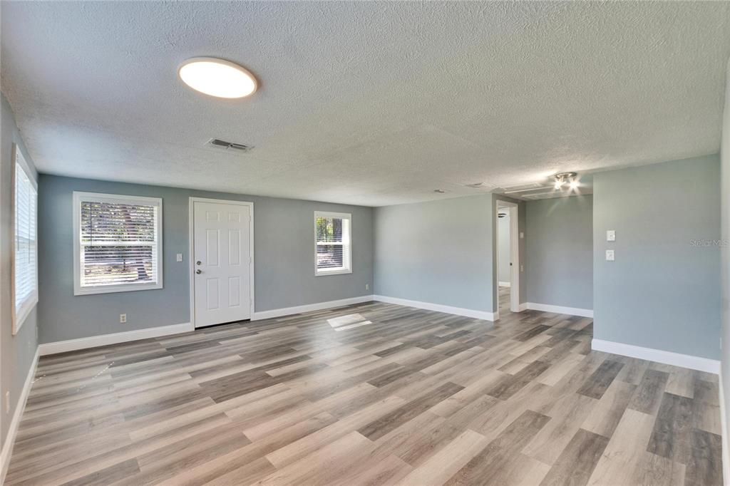 Activo con contrato: $275,000 (3 camas, 2 baños, 1390 Pies cuadrados)