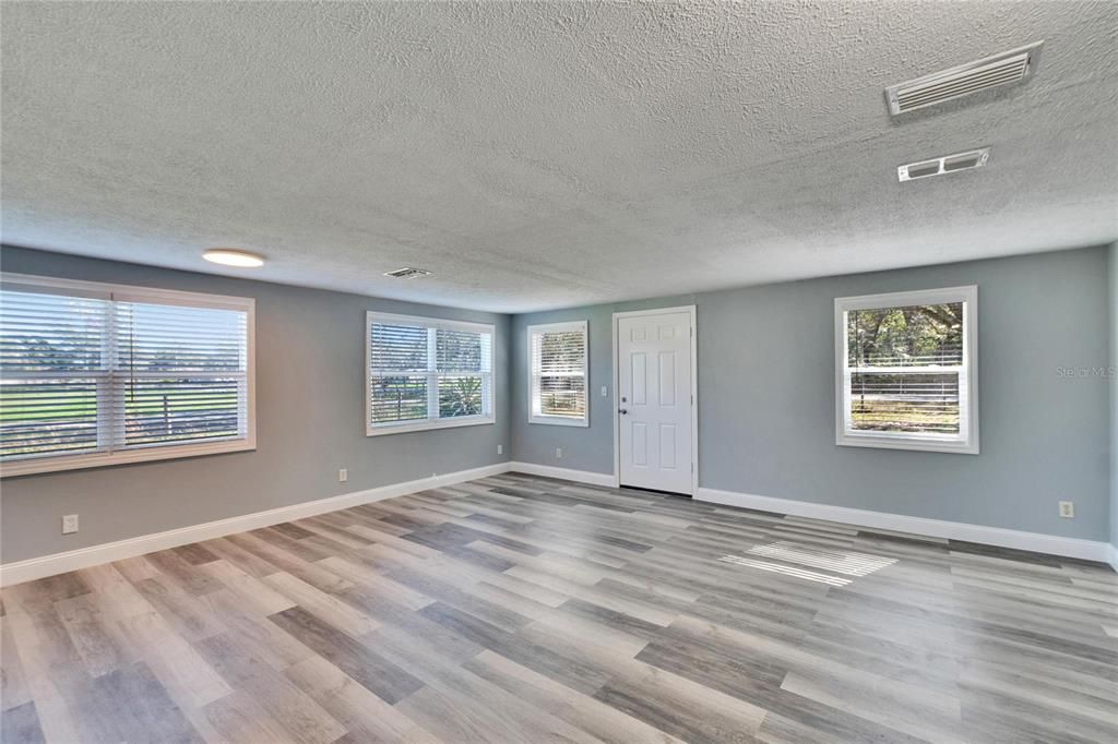 Activo con contrato: $275,000 (3 camas, 2 baños, 1390 Pies cuadrados)