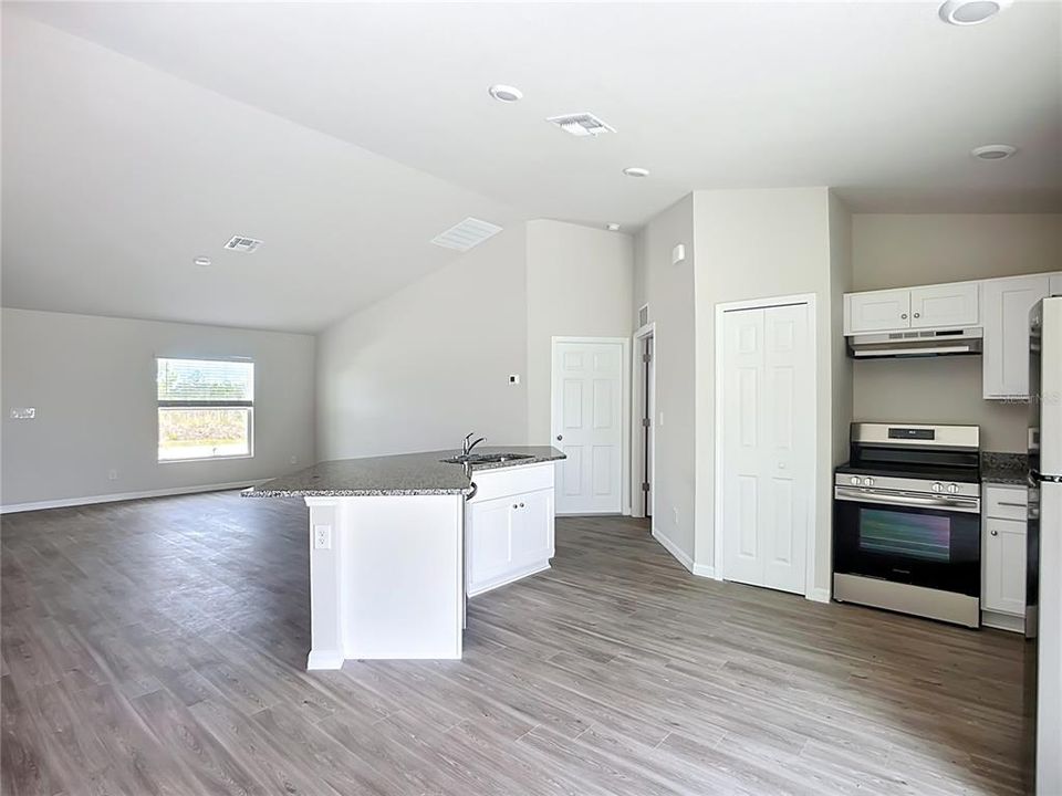 合同活跃: $258,900 (3 贝兹, 2 浴室, 1357 平方英尺)