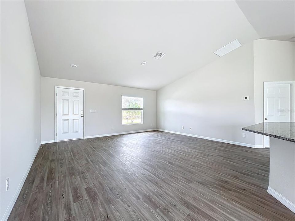 合同活跃: $258,900 (3 贝兹, 2 浴室, 1357 平方英尺)