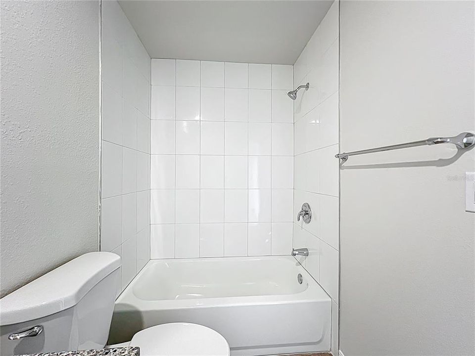 合同活跃: $258,900 (3 贝兹, 2 浴室, 1357 平方英尺)