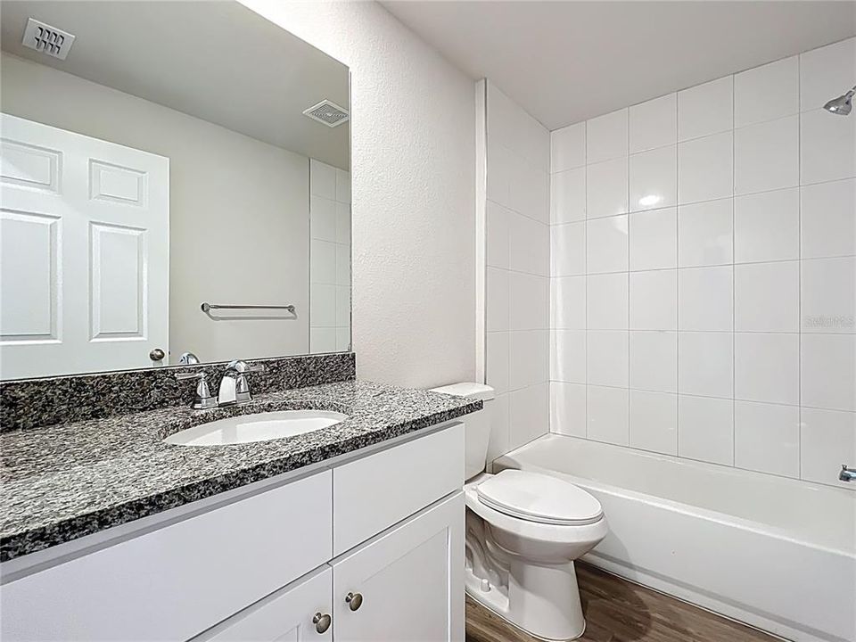 合同活跃: $258,900 (3 贝兹, 2 浴室, 1357 平方英尺)