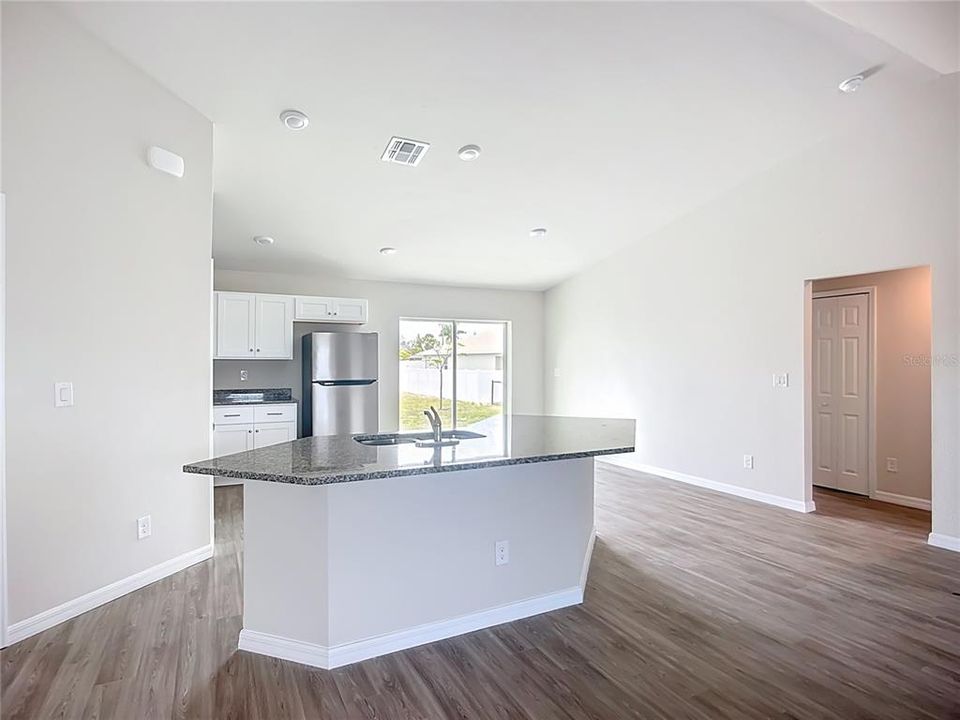 合同活跃: $258,900 (3 贝兹, 2 浴室, 1357 平方英尺)