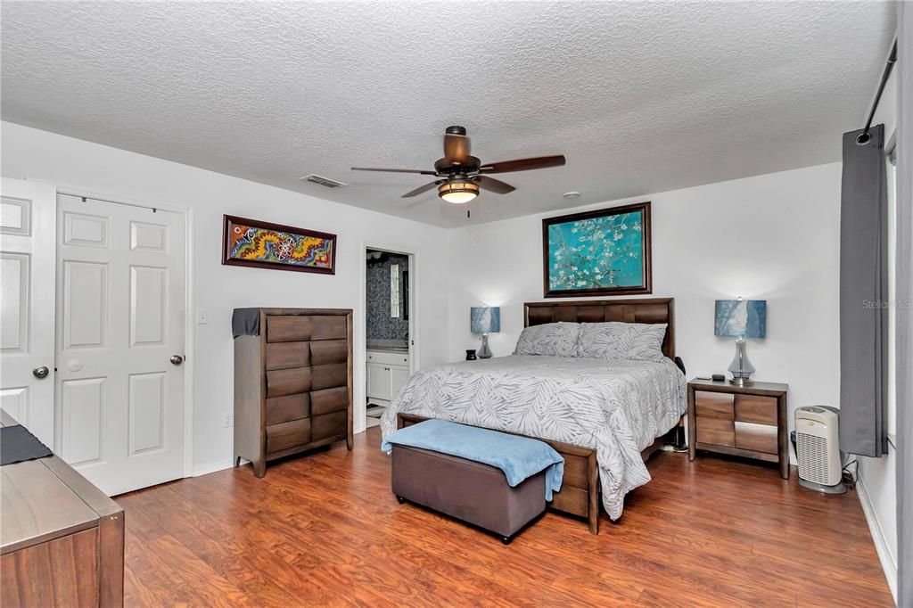 Activo con contrato: $320,000 (3 camas, 2 baños, 1525 Pies cuadrados)