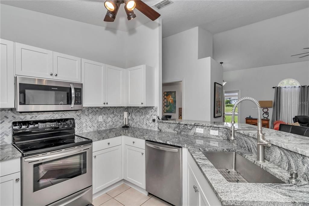 Activo con contrato: $320,000 (3 camas, 2 baños, 1525 Pies cuadrados)