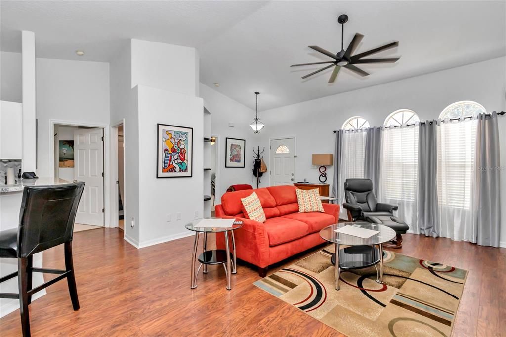 Activo con contrato: $320,000 (3 camas, 2 baños, 1525 Pies cuadrados)