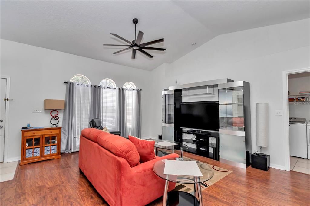 Activo con contrato: $320,000 (3 camas, 2 baños, 1525 Pies cuadrados)