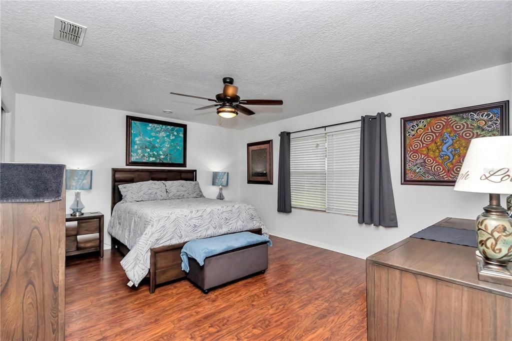 Activo con contrato: $320,000 (3 camas, 2 baños, 1525 Pies cuadrados)